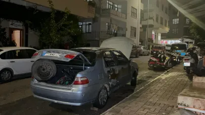 Park halindeyken yanmaya başlayan otomobil için mahalleli seferber oldu