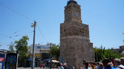Antalya'nın simgesi Saat Kulesi'nin saati aylardır doğru zamanı göstermiyor
