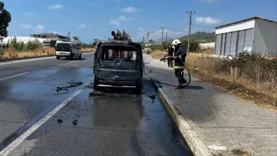 Alanya'da seyir halindeki Fiat otomobil alev aldı