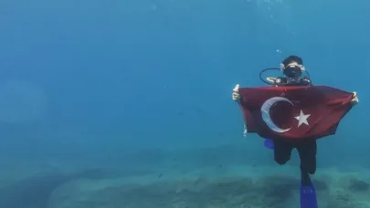 Deniz altında işaret diliyle İstiklal Marşını okudular