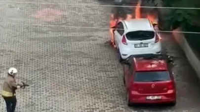 Park halindeki otomobil alev alev yandı