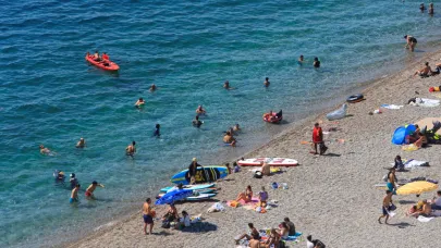Termometreler 37 dereceyi gösterdi, yazın son günlerinde Antalya sahilleri doldu taştı