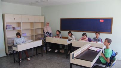 Görme engelli öğretmenin meslek aşkı öğrencilerine örnek oluyor