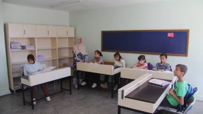 Görme engelli öğretmenin meslek aşkı öğrencilerine örnek oluyor