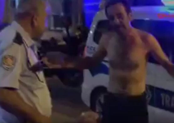 Alkollü sürücü polisi tehdit edip soyundu 