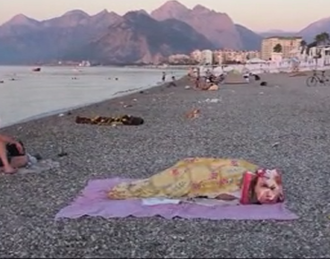  Antalya'da nemden bunalan sahilde sabahladı